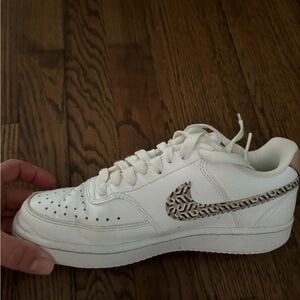 Women’s size 6 court vision low top Nike